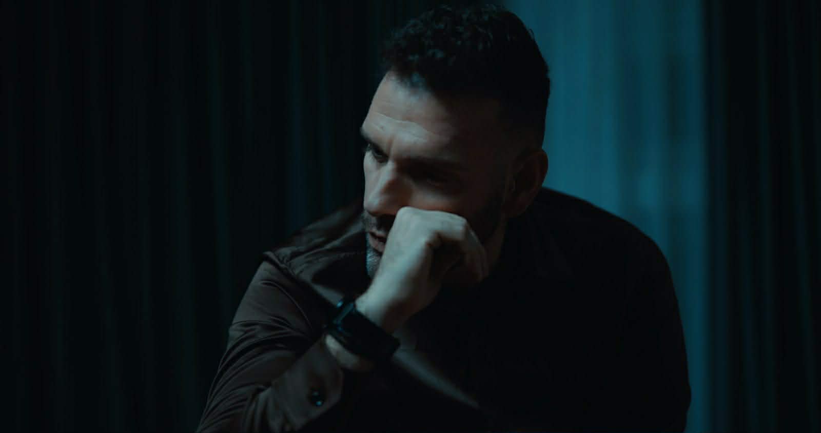 Ο Δημήτρης Τρύφωνας παρουσιάζει τη νέα του κυκλοφορία «Μείνε λίγο ακόμα»