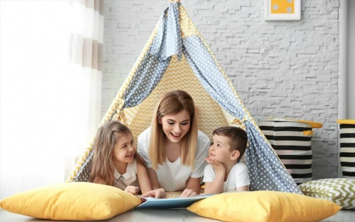 «Νταντάδες της Γειτονιάς»: Πότε ξεκινούν οι αιτήσεις - Ποιοι δικαιούνται 500 ευρώ