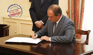 Γράμμα πρός τον ελληνικό λαό, ετοιμάζει ο Καραμανλής!