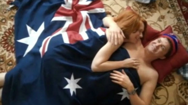 Η Αυστραλιανή πρωθυπουργός γυμνή στο πάτωμα με τον σύντροφό της!