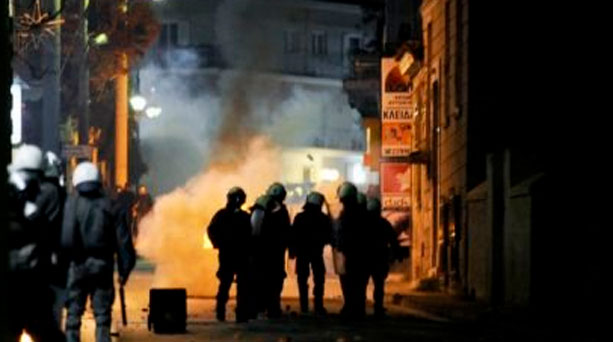 Μολότοφ και εμπρησμοί αυτοκινήτων στα Εξάρχεια