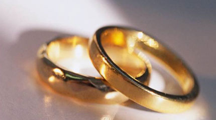 Κερατάς από τον κουμπάρο του…