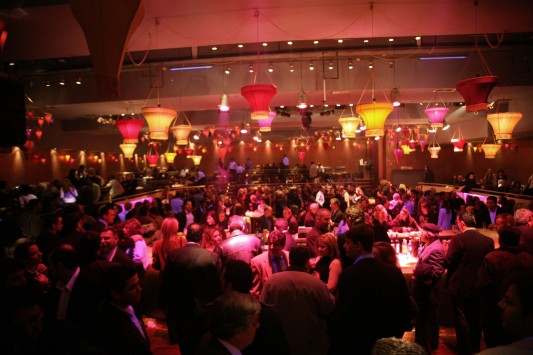 Ξύλο ανάμεσα σε αστυνομικούς και υπαλλήλους club για ένα... τραγούδι!