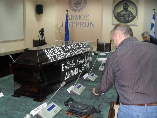 Δημοτικό συμβούλιο με …φέρετρο!