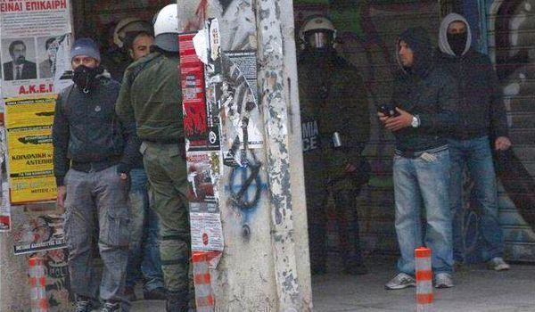 Iδού μια από τις φωτό που εννοεί η Παπαρήγα...