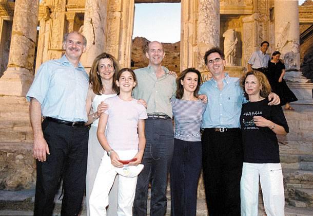 Η οικογένεια Παπανδρέου φρουρείται από 160 αστυνομικούς!!!