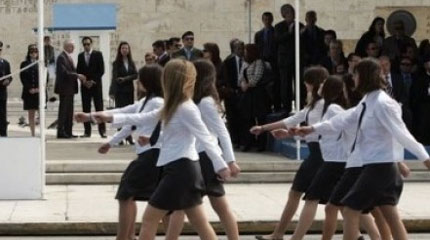 Με μαύρα περιβραχιόνια θα παρελάσουν οι καθηγητές