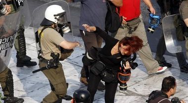 Εικόνες σοκ από την επίθεση των ΜΑΤ κατά δημοσιογράφων