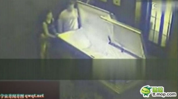 Έκαναν σεξ μέσα σε... φέρετρο!