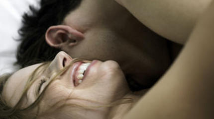 Άφησε τους εραστές γυμνούς στο κρύο... γιατί τα πήρε στο κρανίο!