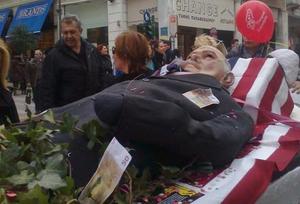 Στην Πάτρα... «κήδεψαν» τον Γιώργο Παπανδρέου!