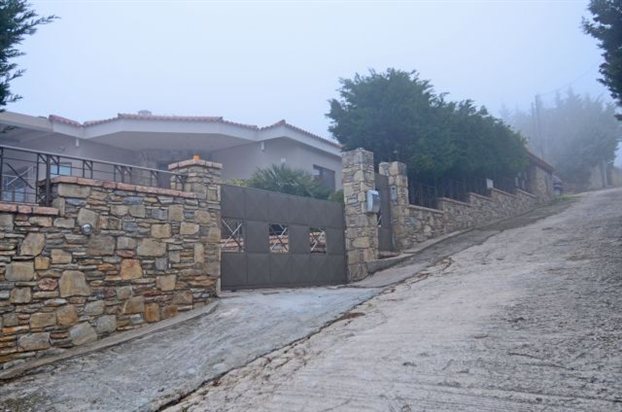 Σόκ: Η «σκοτεινή» βίλα του ΙΚΑ Καλλιθέας...