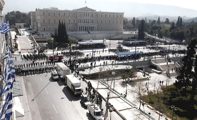 Σύνταγμα: η παρέλαση των σκιών…