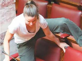 Ελληνίδα βουλευτής πηδούσε τα έδρανα...