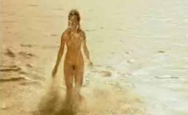 Γυμνή στην άμμο η κόρη της Ελένης από το 