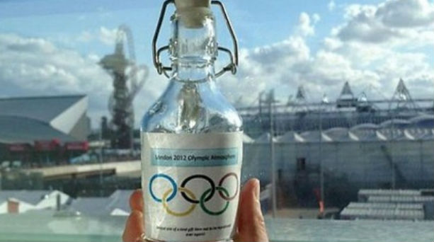 Πουλάνε μπουκαλάκια με Ολυμπιακό αέρα Λονδίνου!