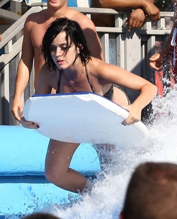 To άκρως... αποκαλυπτικό ατύχημα διάσημης τραγουδίστριας στην πισίνα