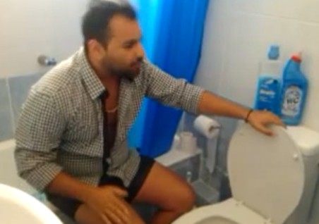Μοναδικό: τραγουδάει στη λεκάνη της τουαλέτας… και σιχτιρίζει! (βίντεο)