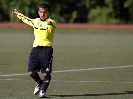 Διαιτητής πιο κοντός και από... το σημαιάκι του κόρνερ!