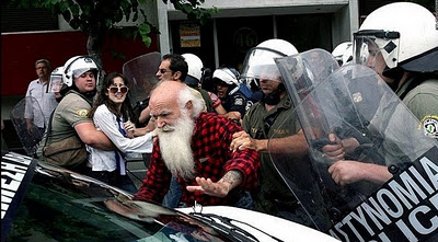 Στη Μαδρίτη οι «αστυνομικοί» κατεβάζουν τις ασπίδες και τα γκλόπς! Εδώ; (βίντεο)