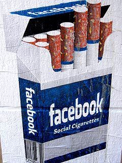 Άνεργος. Μπροστά στο Facebook. Όλη μέρα...