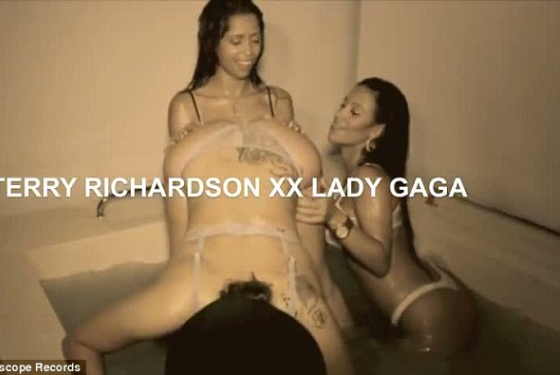 ΗΔΟΝΗ! Σφαλιρίτσες... στο κωλαράκι της Lady Gaga... (ΒΙΝΤΕΟ)