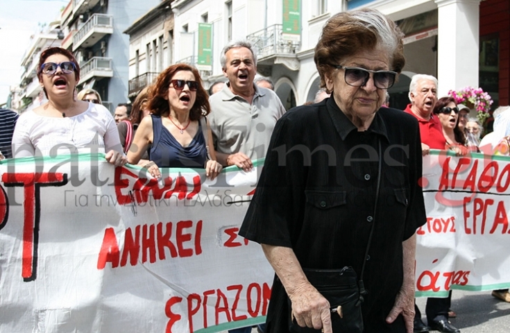Συγκλονίζει η εικόνα της ηλικιωμένης που θέλησε να διαδηλώσει μαζί με τους εργαζόμενους της ΕΡΤ…