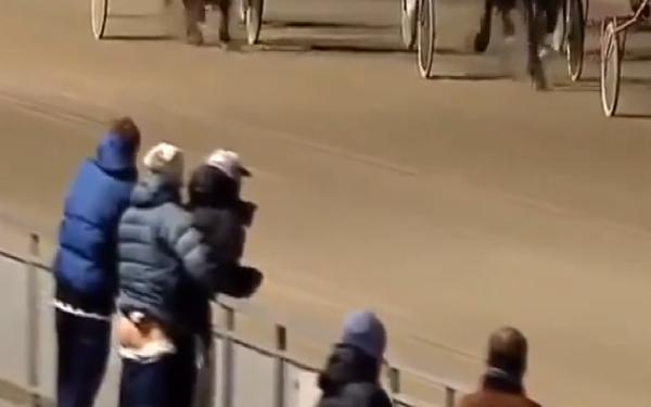 ΣΟΚ! Κάμερα στον Ιππόδρομο κατέγραψε ζευγάρι να επιδίδεται σε ερωτικές περιπτύξεις! (βίντεο)