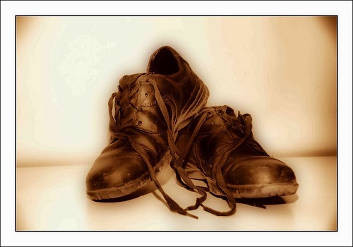 Του έδωσε τα παπούτσια... στο χέρι!!!