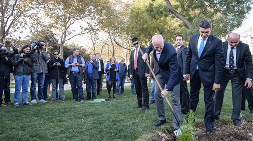 Ο mather boy… φυτεύει δέντρο μαζί με τη γλάστρα!!! (βίντεο)