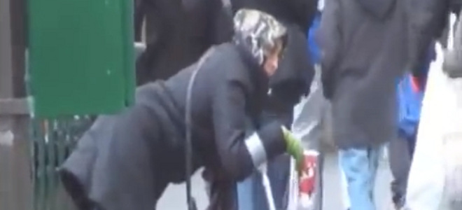 Νεαρή «ανάπηρη» ζητιάνα πετάει τα ρούχα… και γίνεται κουκλάρα!!! (βίντεο)