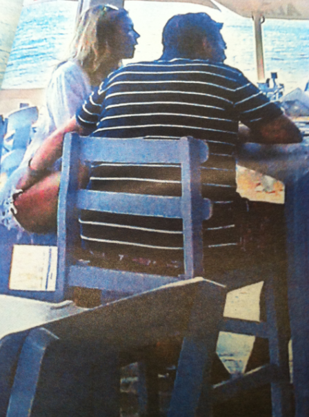 Το χούφτωμα του υπουργού… στην Χριστίνα Παππά!!! (foto)