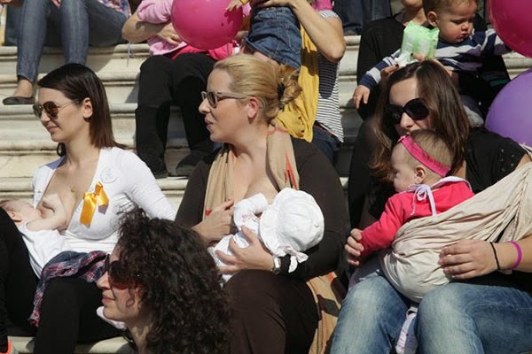 Μαμάδες σε όλη την Ελλάδα θήλασαν δημόσια και έστειλαν το δικό τους μήνυμα… (foto)