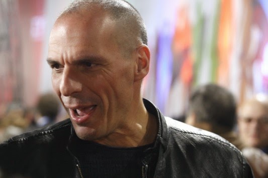 Ο Βαρουφάκης... έχει «άγγελο» δίπλα του!!! (foto)