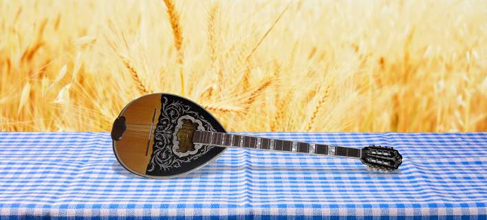 Κι όμως! Όταν πίνεις Amstel, ένα μπουζούκι εμφανίζεται και παίζει σόλο σε μια ταβέρνα!!! (video)