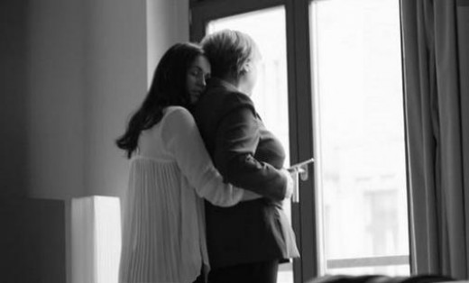 Η Μέρκελ πρωταγωνίστρια στη διαφήμιση του… λεσβιακού περιοδικού Straight!!! (video)