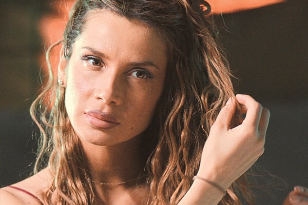 Με μαγιό κορδόνι μάς γυρίζει την... πλάτη και βουτάει η Πάολα!!! (foto)