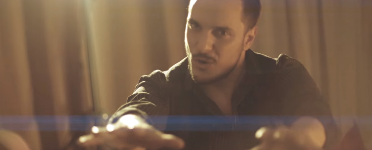 «Τσιγάρα»… Δείτε το νέο video clip του Άκη Δείξιμου!!!