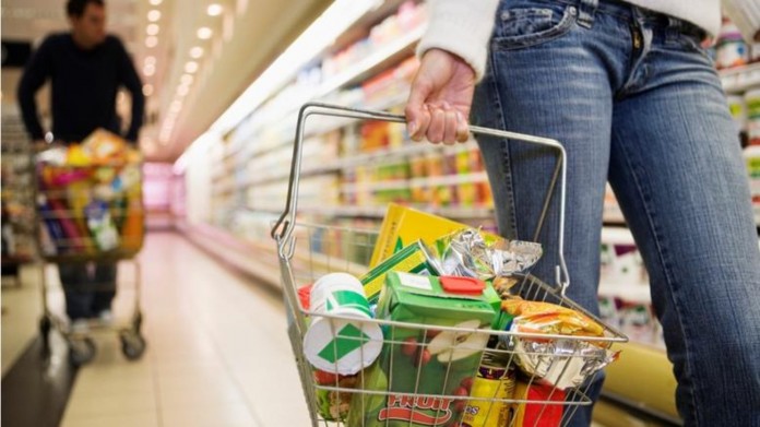 «Κλείδωσε» ο ΦΠΑ στο 24%: Ποια προϊόντα και υπηρεσίες αυξάνονται…