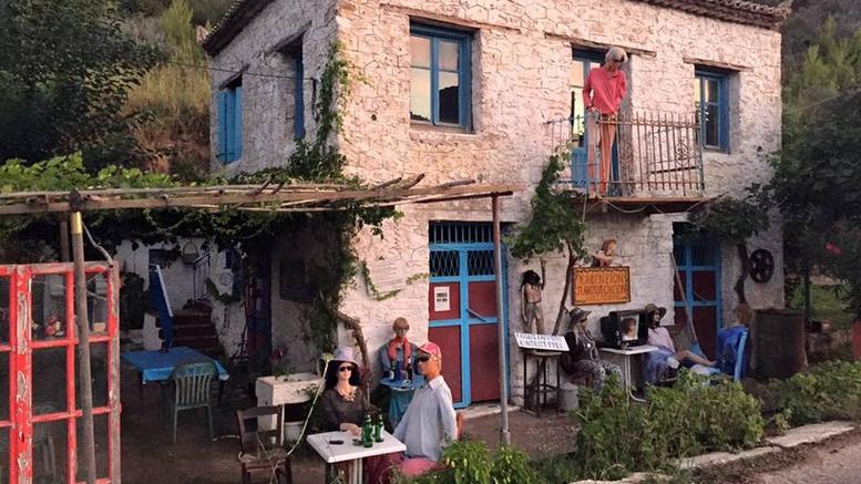 Το «στοιχειωμένο» ελληνικό χωριό όπου ζουν μόνο κούκλες!!! (foto)