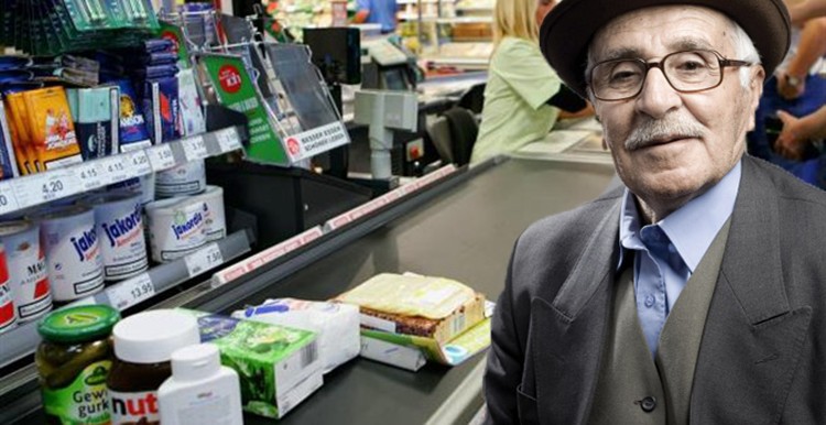 Σούπερ μάρκετ βράβευσε ηλικιωμένο που δεν ζήτησε να ανοίξει άλλο ένα ταμείο…