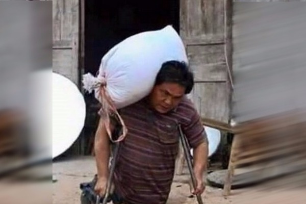 Πατέρας χωρίς πόδια, κουβαλάει σάκους για να ταΐσει τα παιδιά του…