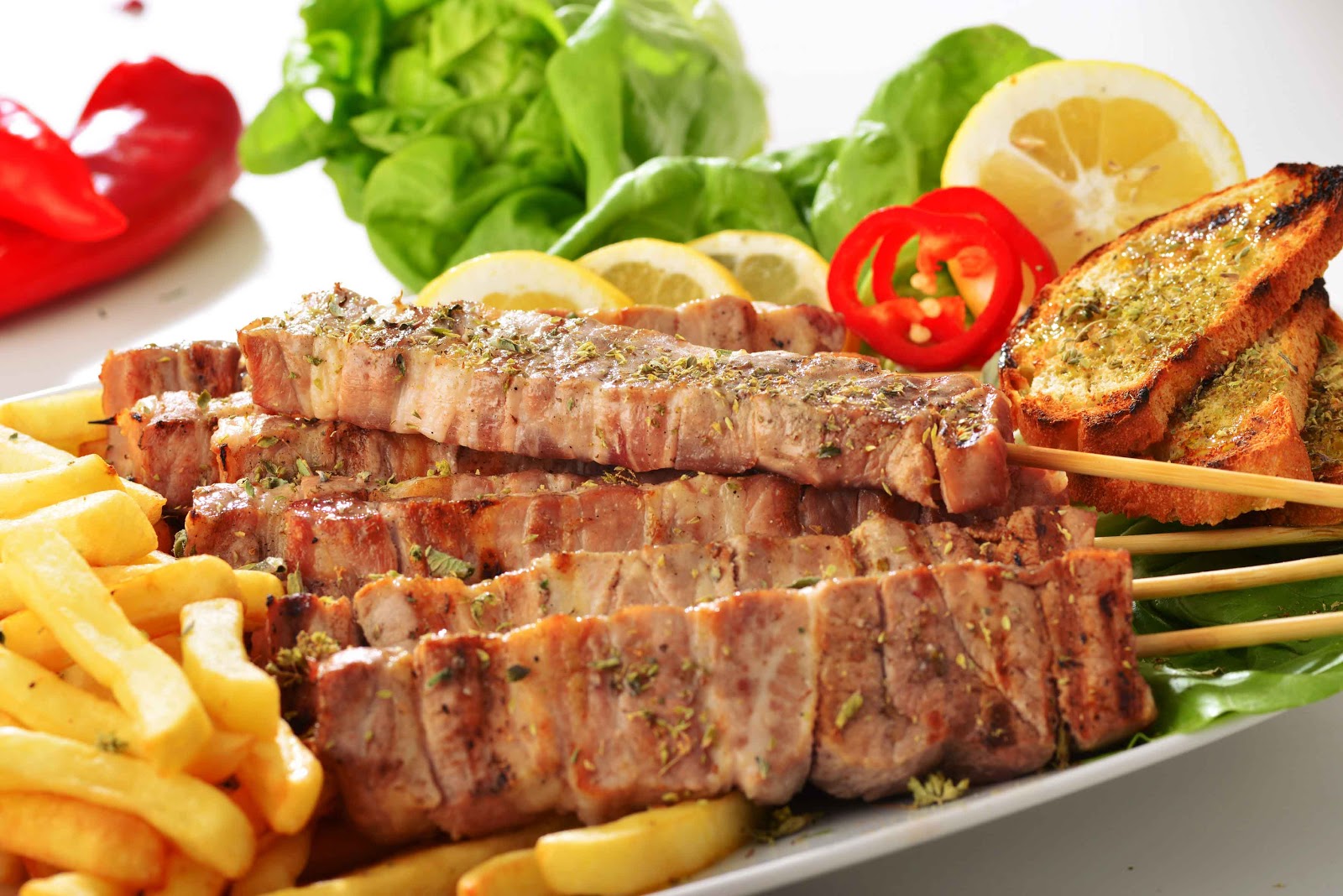 Η ρομαντική βόλτα του βγήκε ξινή!!! Την κέρασε σουβλάκι και του πήρε 2500 ευρώ…