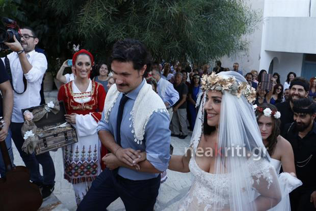 Η Μαρία Τζομπανάκη… με ονειρικό νυφικό, στο πλευρό του Ορφέα Αυγουστίδη (foto)