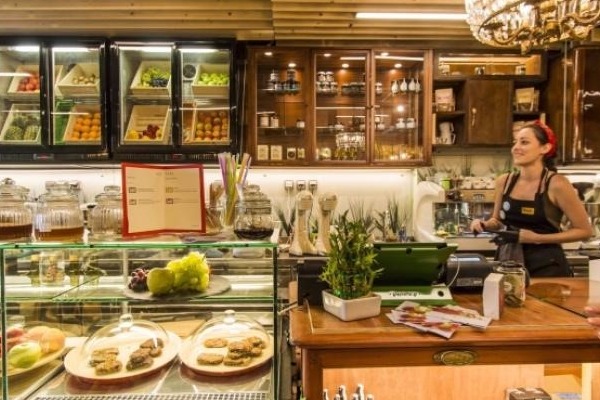 Παρουσιαστής ειδήσεων του Mega, σερβίρει χυμούς στο Σύνταγμα!!!