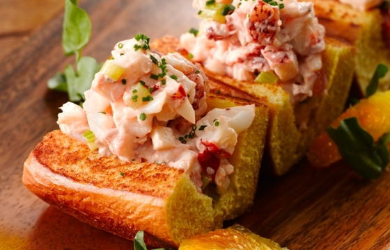 Ο υπουργός αγοράζε και ο συνοδός αστυνομικός… τα κουβάλαγε!!!