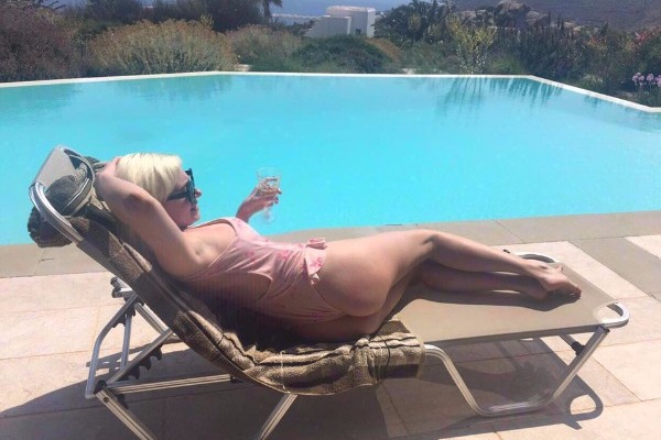 Αχ, αυτό το καλοκαιράκι… Οι σέξι πόζες της Τζούλιας Αλεξανδράτου στη Μύκονο!!!