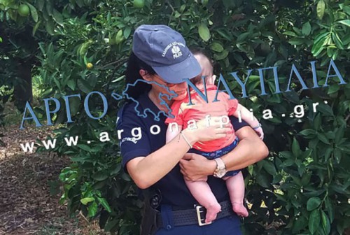 Συγκινεί η αστυνομικός που ηρεμεί στην αγκαλιά της ένα μωρό μετά από τροχαίο ατύχημα…