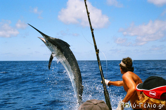 Ψαρεύει ένας παππούς δίπλα σε ένα 20άρη… (ανέκδοτο)