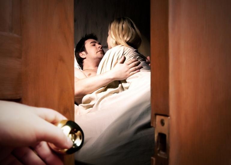 Πότε είναι πιο πιθανό να απατήσει η γυναίκα;